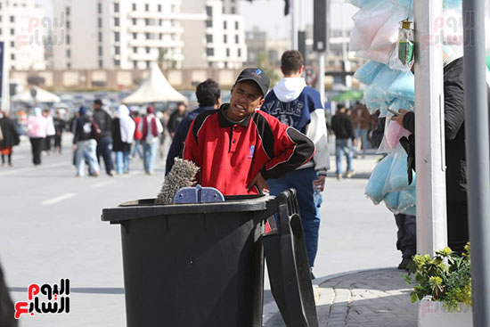 عمل دؤوب طوال اليوم عمل دؤوب طوال اليوم