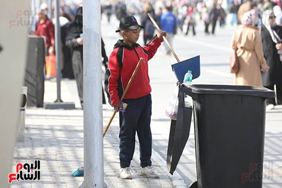 حين تصبح «المقشة» ريشة ترسم رقى الوطن فى يوم البيئة.. جنود السترات الحمراء حراس الجمال فى حضرة معرض القاهرة الدولى للكتاب.. حكايات وجوه مصرية تكتب بسواعدها أفضل عناوين البيئة الحضارية.. صور