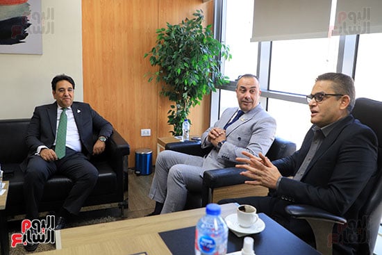 جولة أيمن محسب ومحمود سامى ومحمود الشويخ فى صالة تحرير اليوم السابع (2)