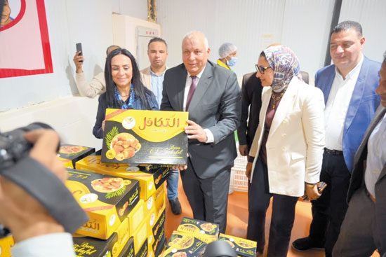 وزيرة-التضامن-تتابع-إنتاج-مصنع-التمور