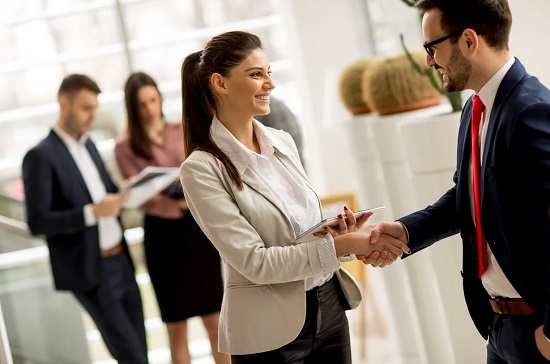 التعاون مع الآخرين