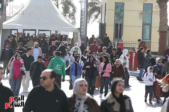 قبال كبير من الزوار على معرض الكتاب