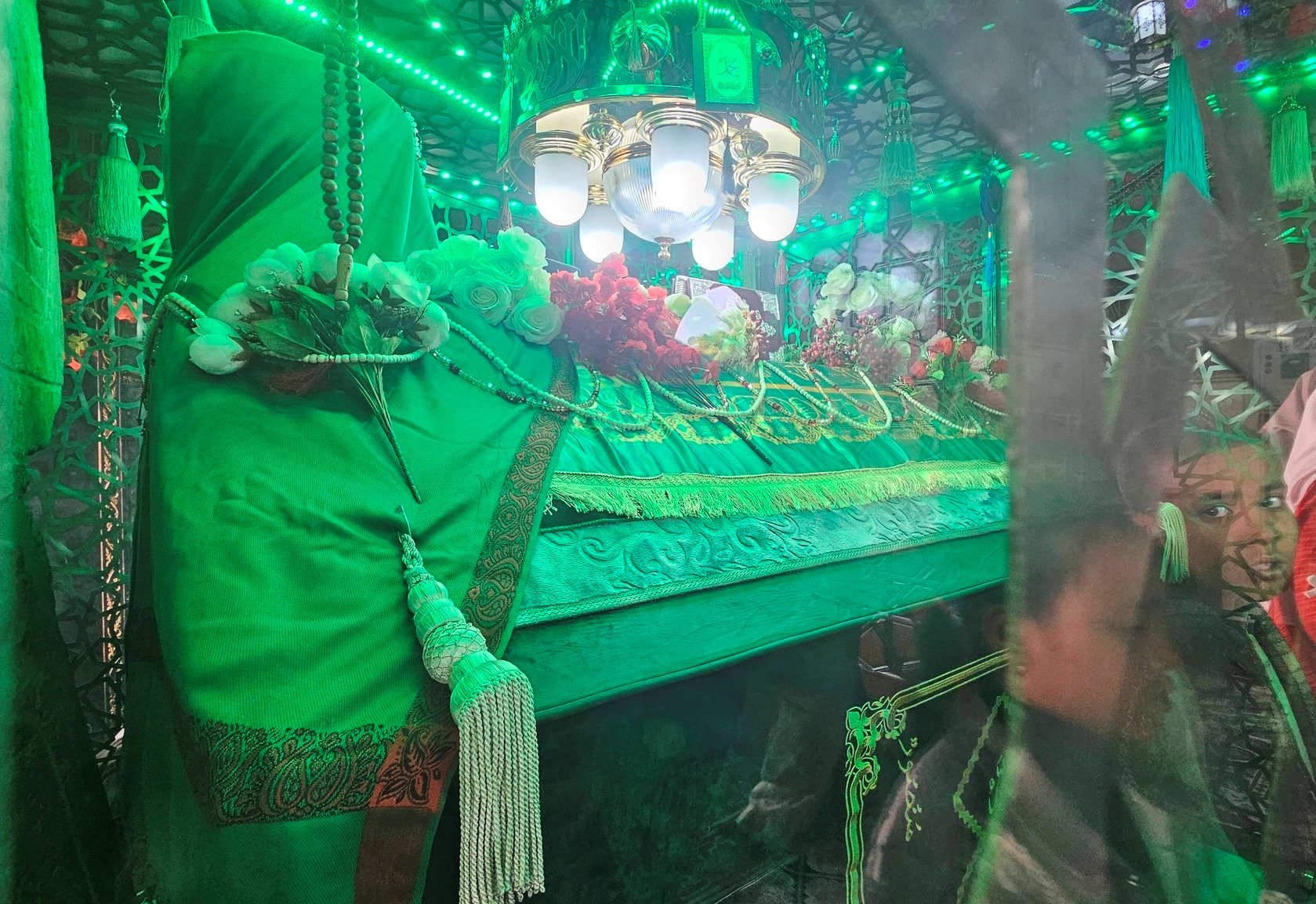 مقام سيدى أبو الحجاج الأقصرى مع بدء الاحتفالات مقام سيدى أبو الحجاج الأقصرى مع بدء الاحتفالات