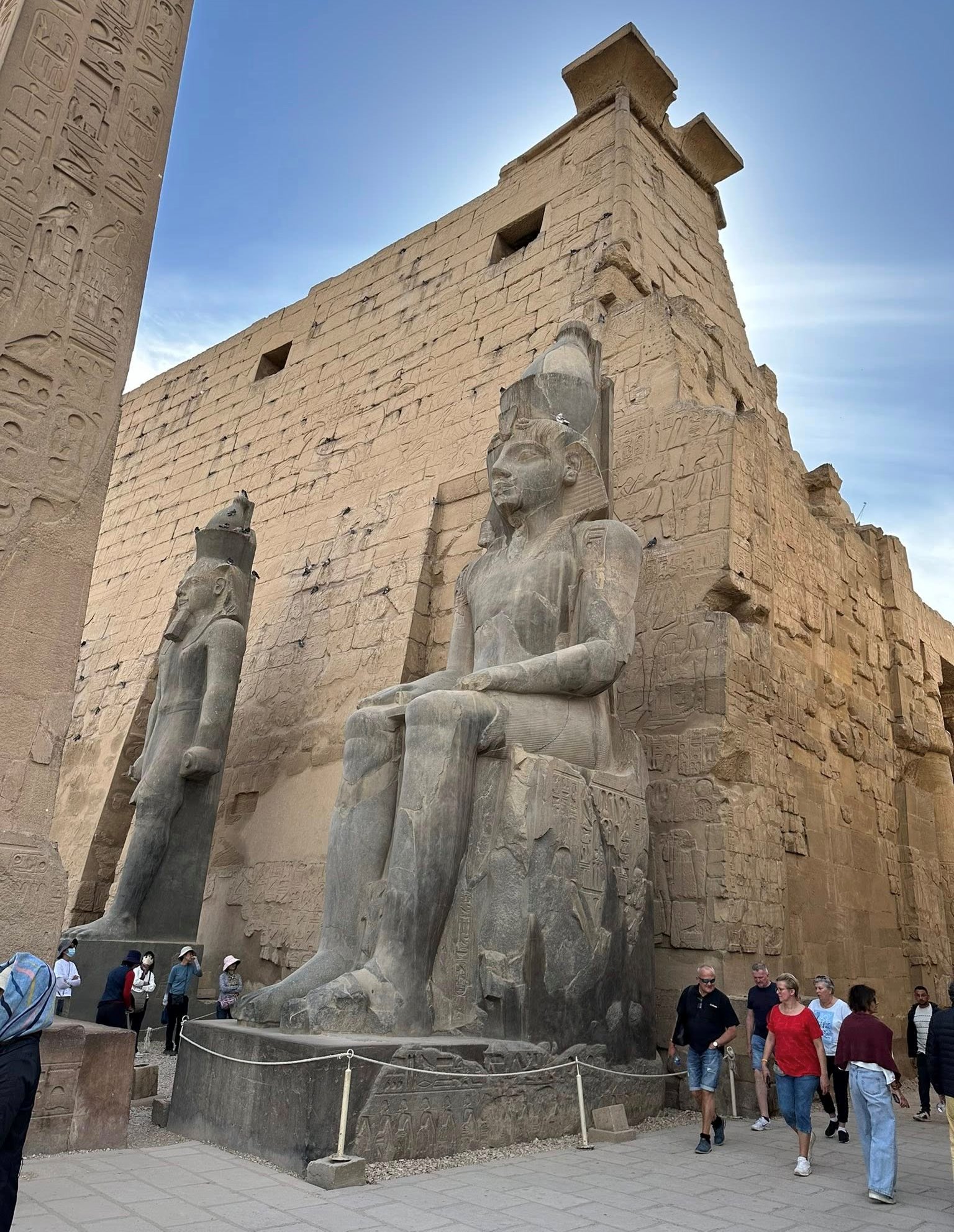 زيارات السائحين للتماثيل فى معبد الأقصر