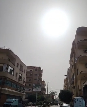 رياح محملة بالأتربة الخفيفة وسطوع للشمس وزيارات سياحية بصورة طبيعية