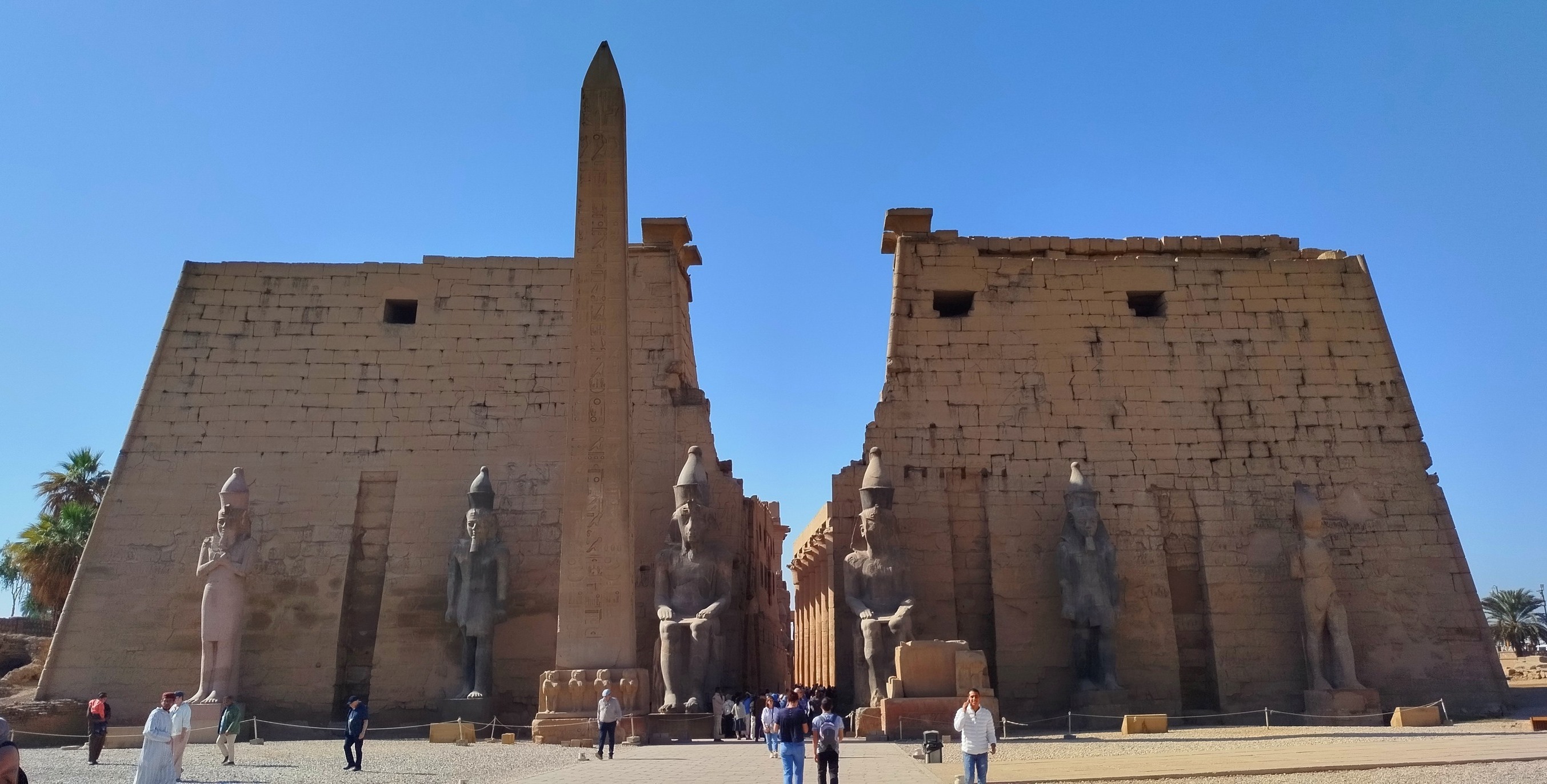 سحر واجهة معبد الأقصر تجذب سياح العالم يومياً