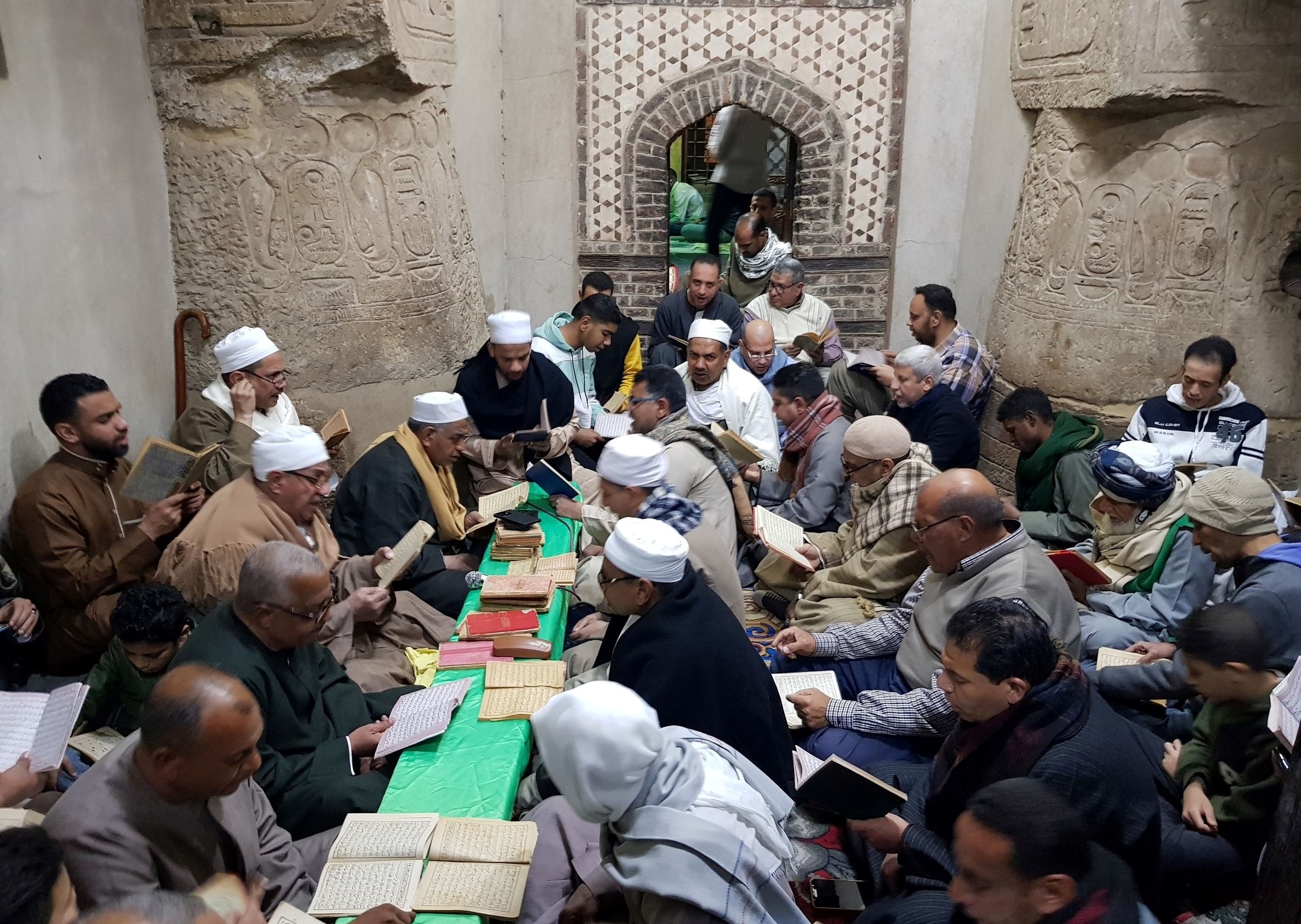 حلقات الذكر فى مقام وضريح سيدى أبو الحجاج الأقصري حلقات الذكر فى مقام وضريح سيدى أبو الحجاج الأقصري