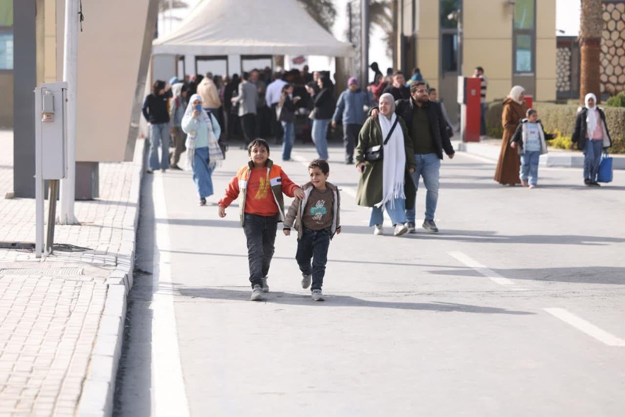 إقبال الزوار منذ الصباح على معرض الكتاب