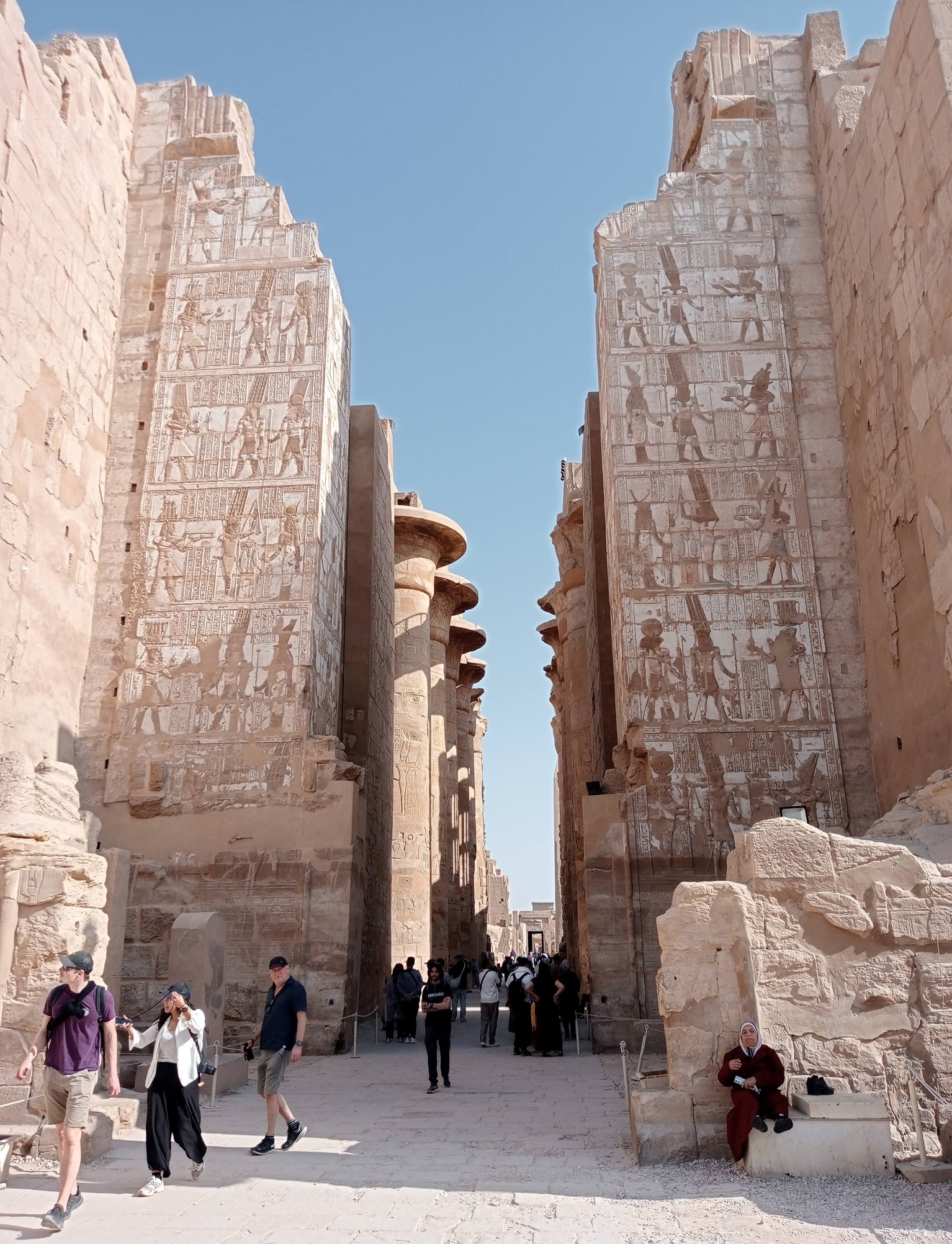 توافد السائحين فى قلب معبد الأقصر للإستمتاع بالتاريخ القديم