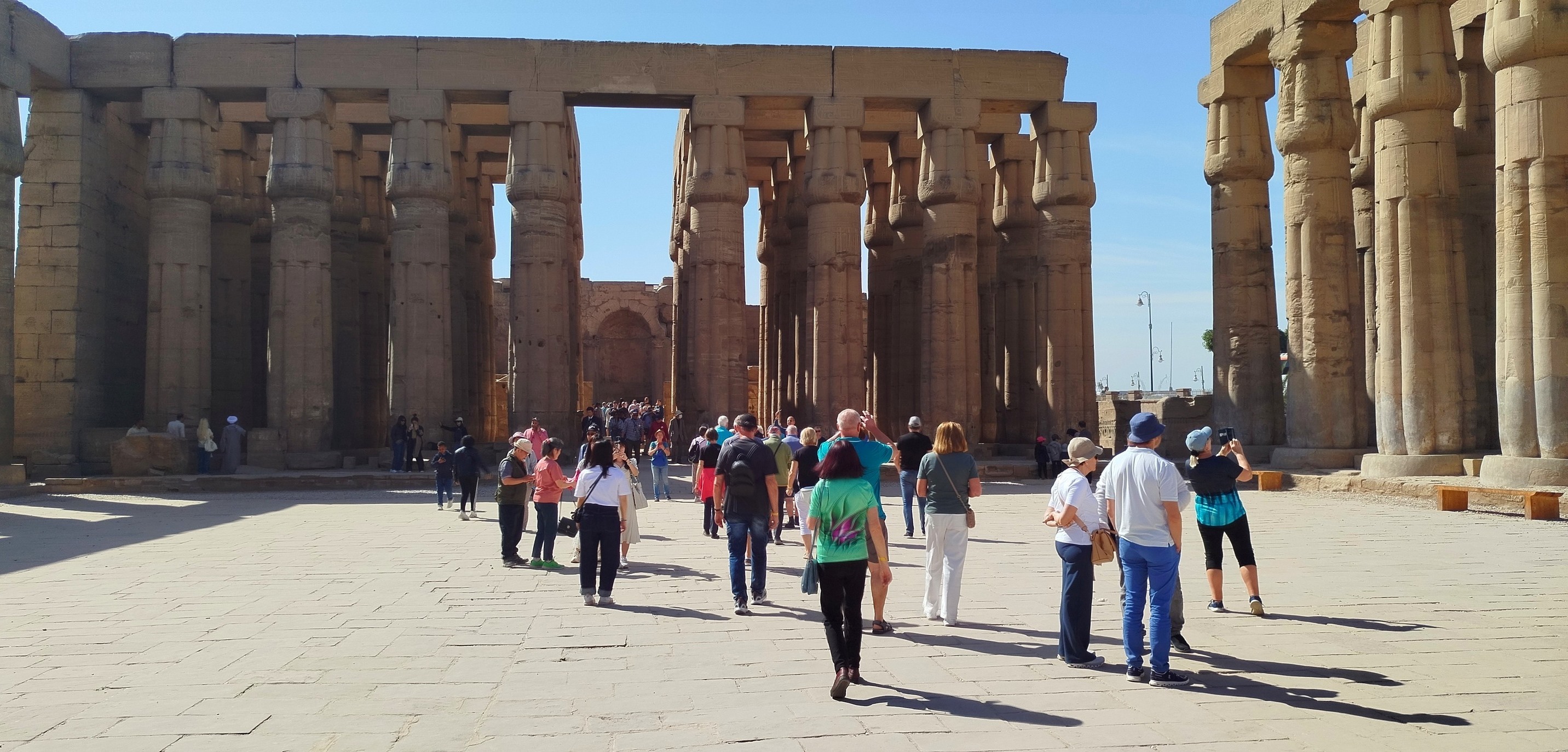 التوافد السياحى المبهج فى قلب معبد الأقصر