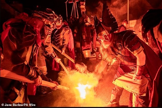 مشاركون فى مهرجان النار مشاركون فى مهرجان النار