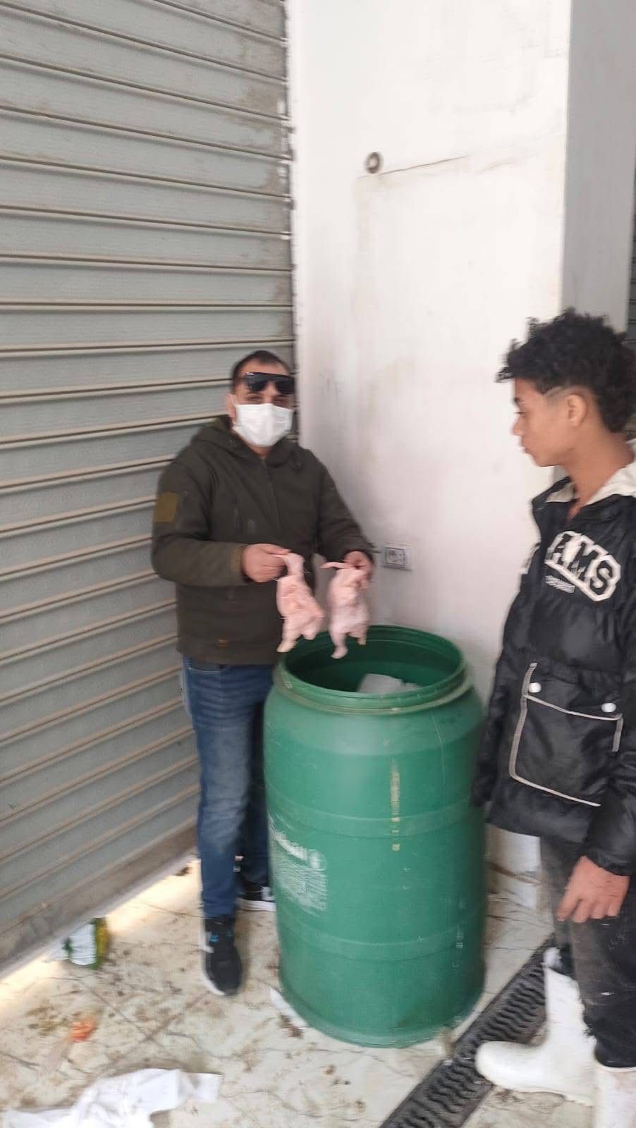 التحفظ علي كمية من دواجن محل الطيور بالهرم (3)