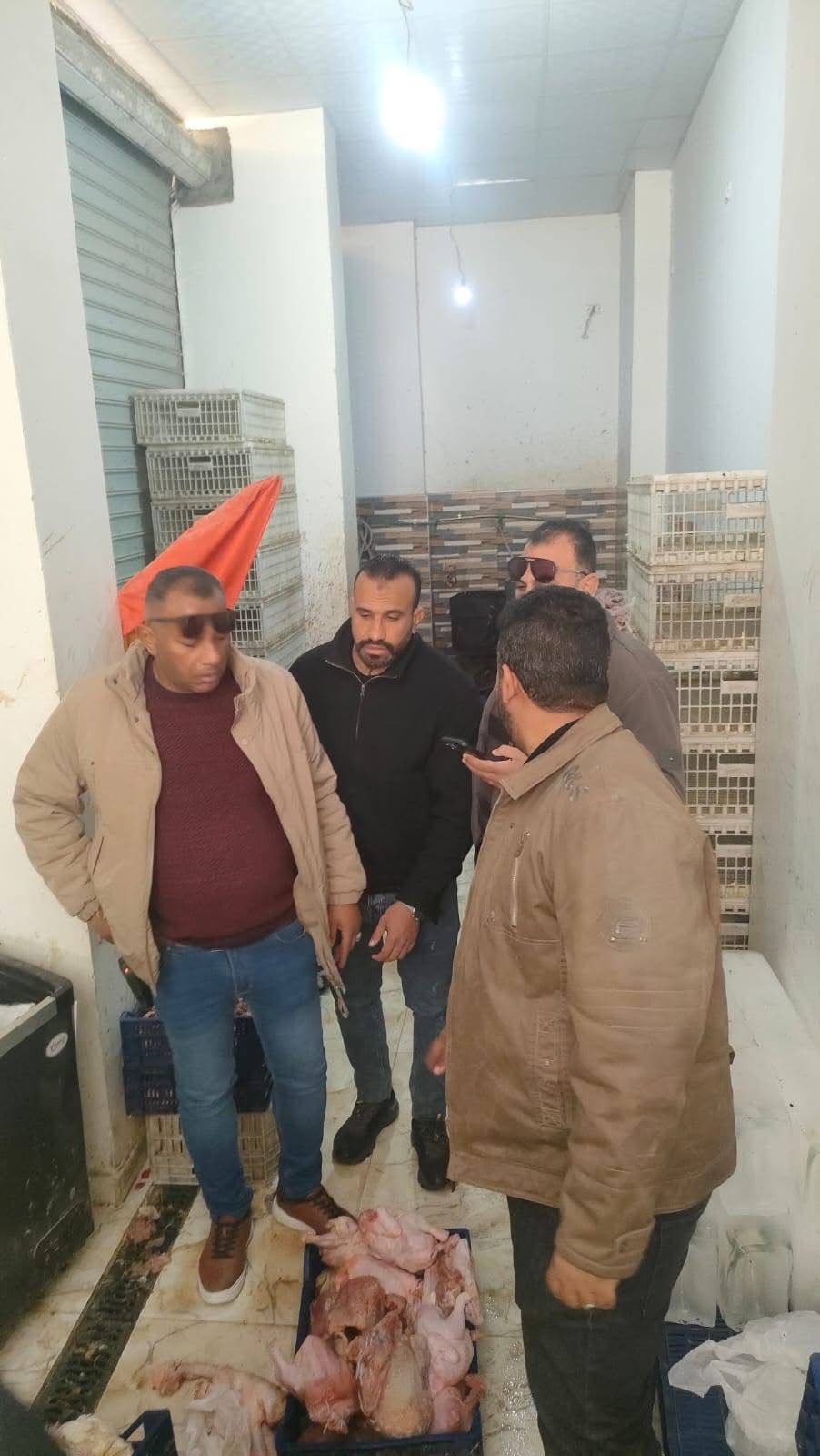 التحفظ علي كمية من دواجن محل الطيور بالهرم (2)