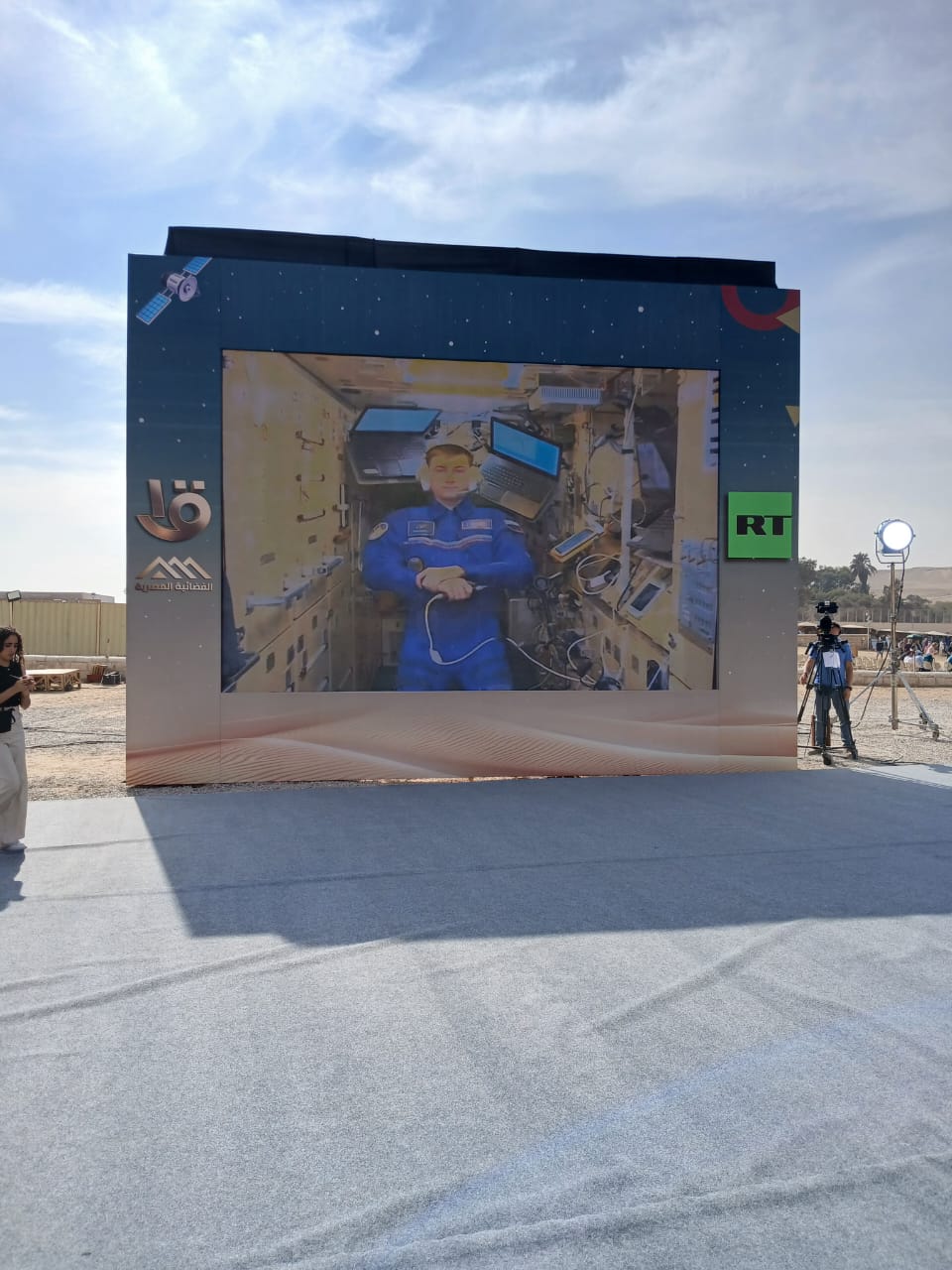 رائد الفضاء فى الأهرامات