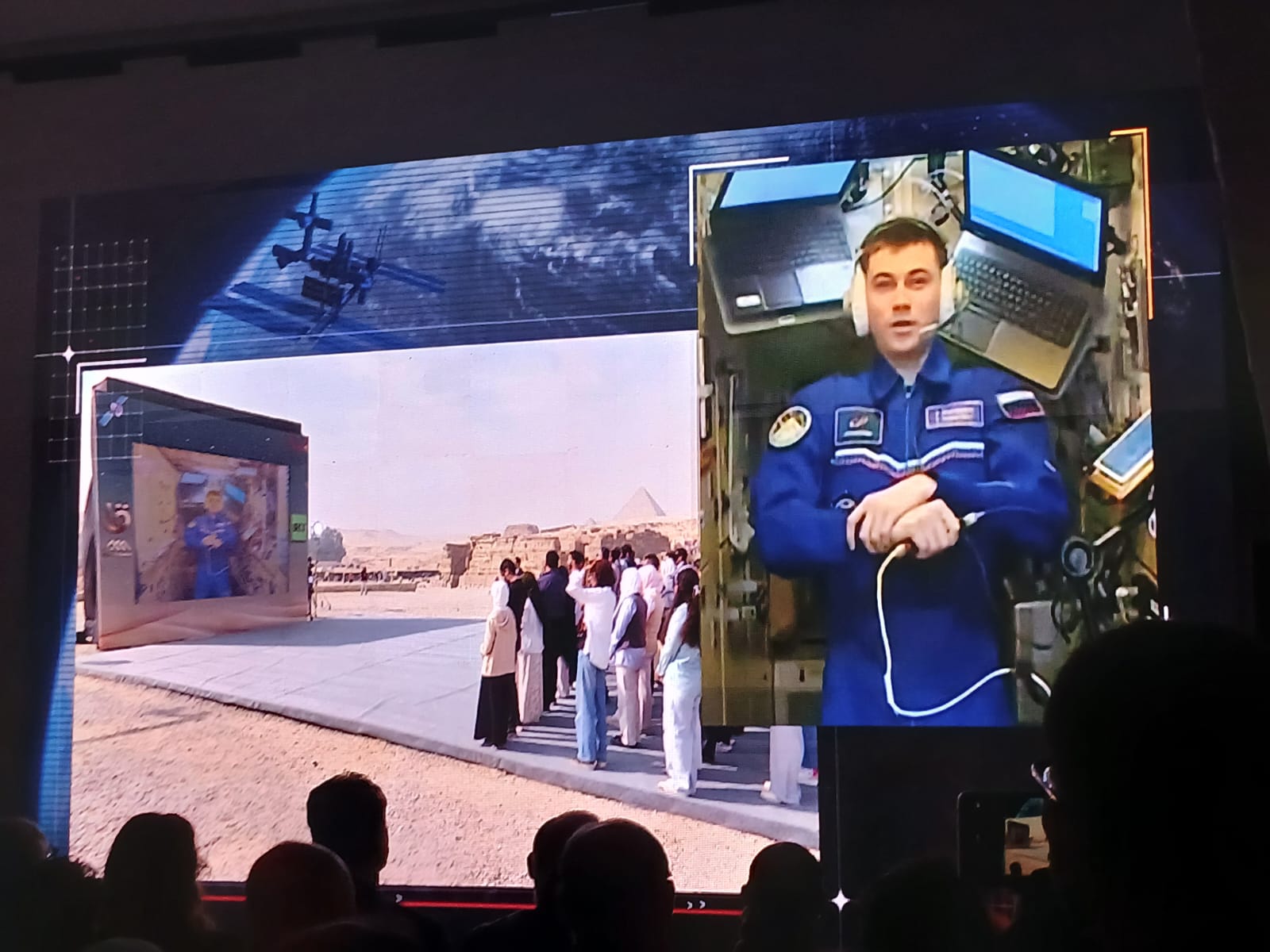 رائد الفضاء والاتصال عبر الأقمار الصناعية