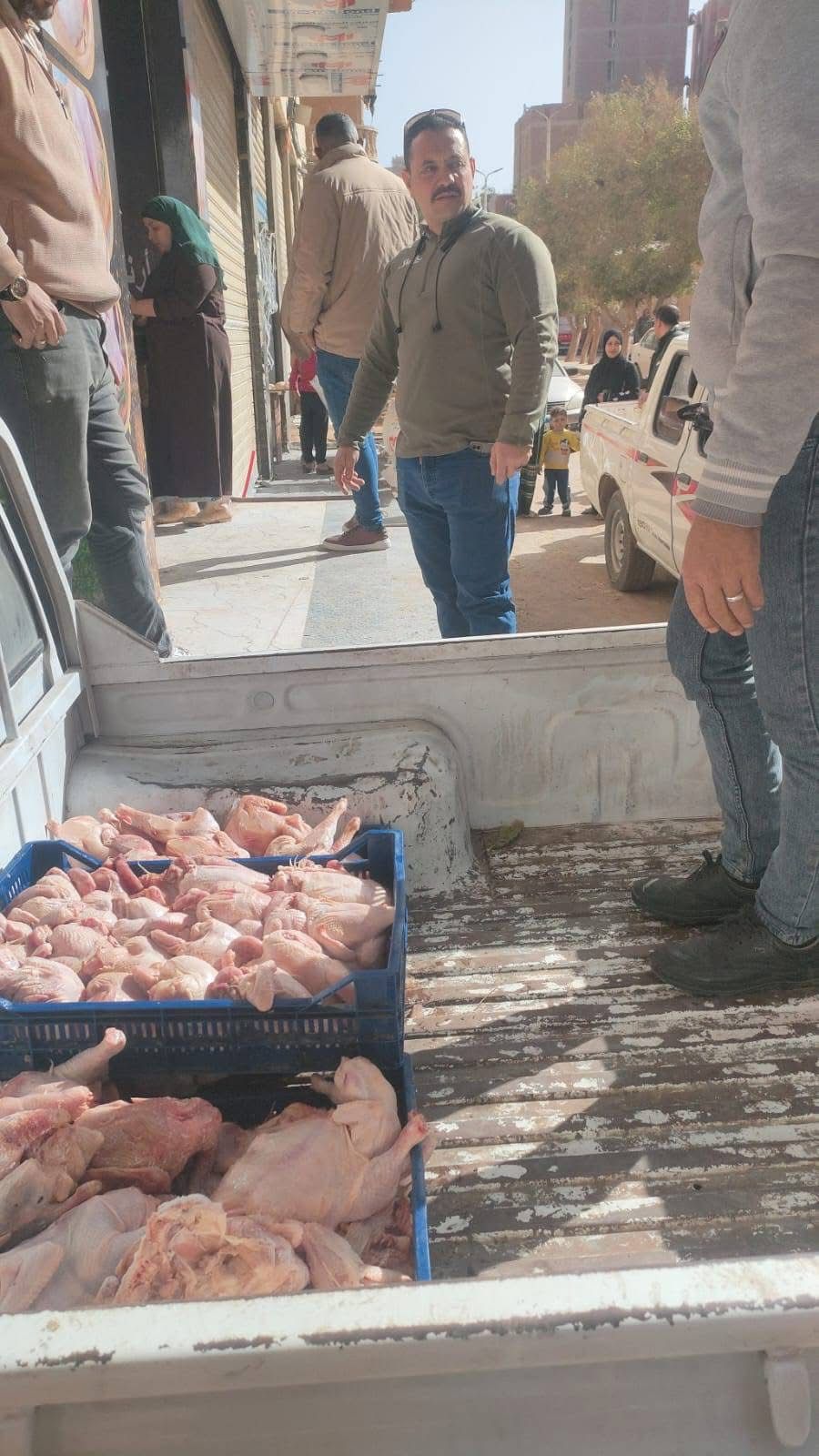 التحفظ علي كمية من دواجن محل الطيور بالهرم التحفظ علي كمية من دواجن محل الطيور بالهرم