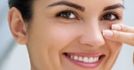 ترطيب منطقة العينين