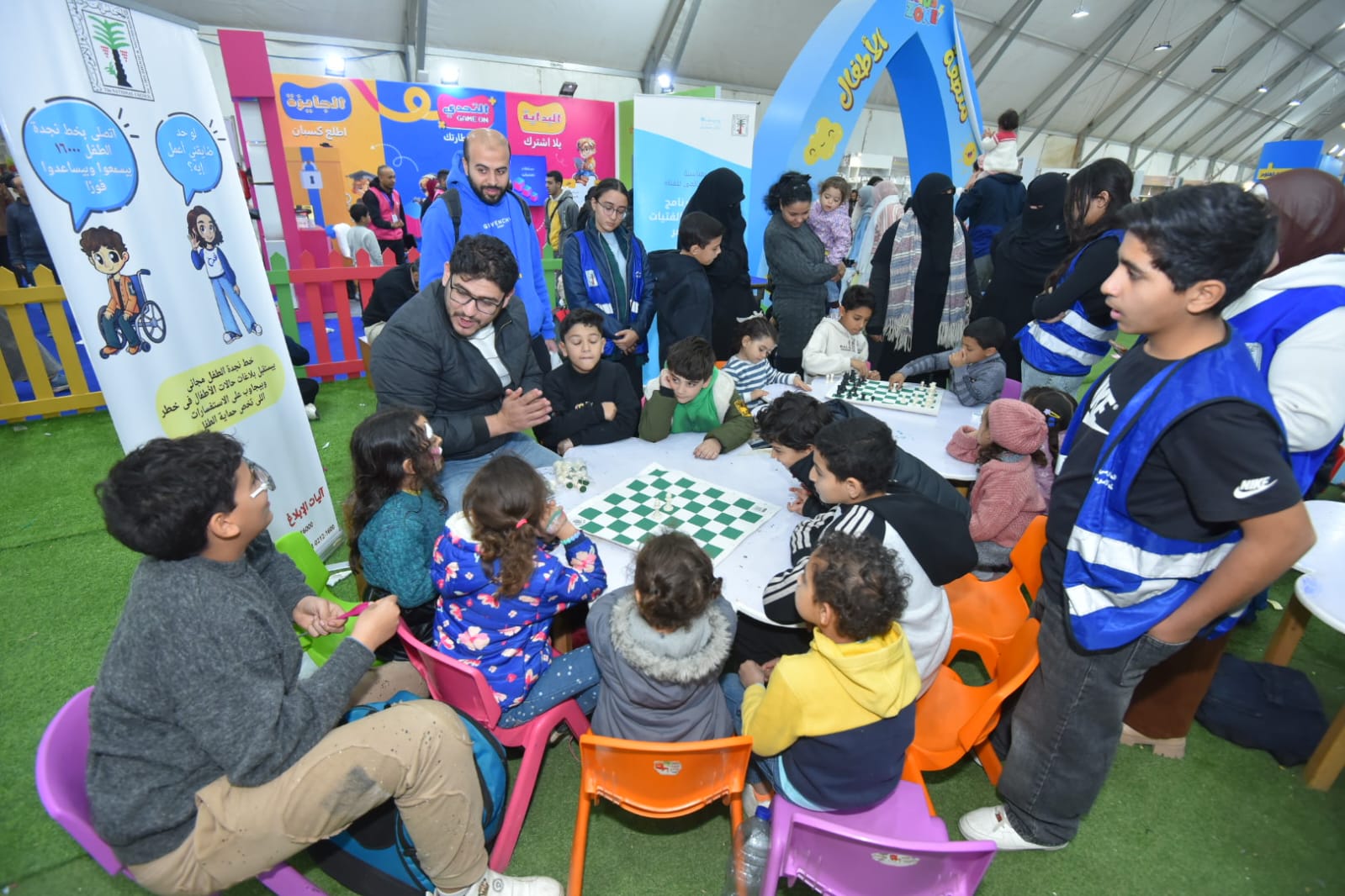 جانب من أنشطة معرض الكتاب للأطفال