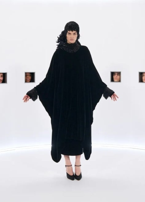 فستان أسود تصميم فالنتينو تصميم فالنتينو