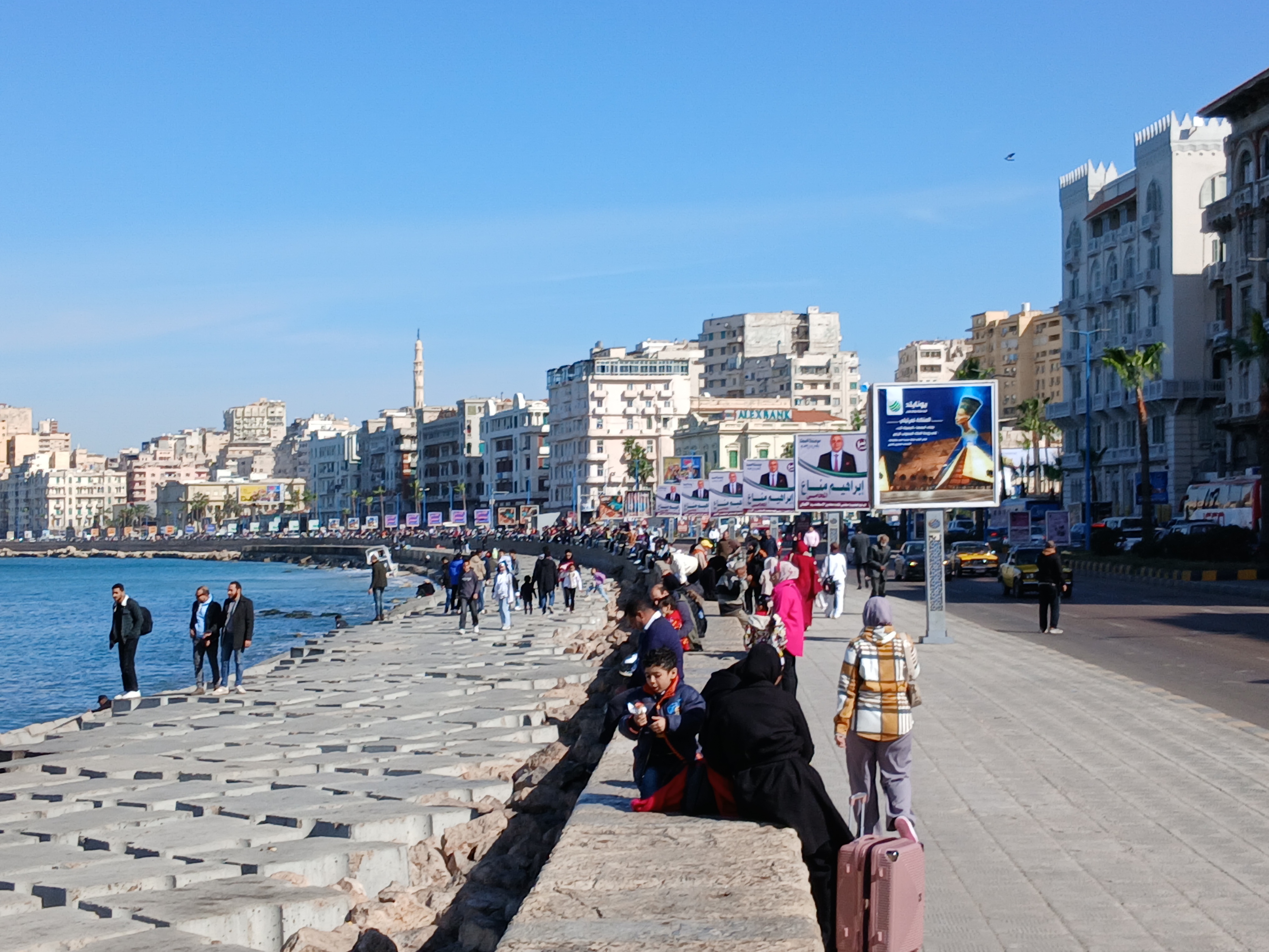 المواطنين يستمتعون بالطقس في الإسكندرية المواطنين يستمتعون بالطقس في الإسكندرية
