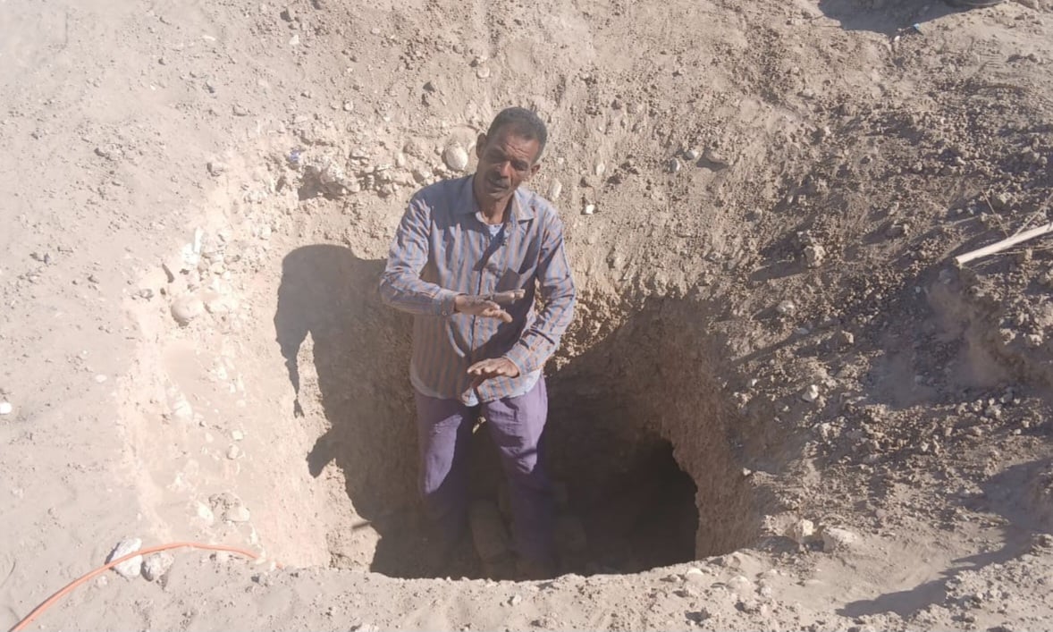 الفحار أثناء حفر قبر الفحار أثناء حفر قبر