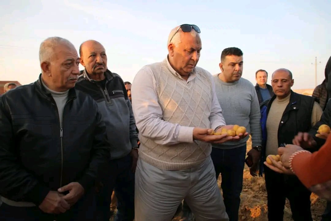 محافظ الوادي الجديد يدشن موسم حصاد البطاطس محافظ الوادي الجديد يدشن موسم حصاد البطاطس