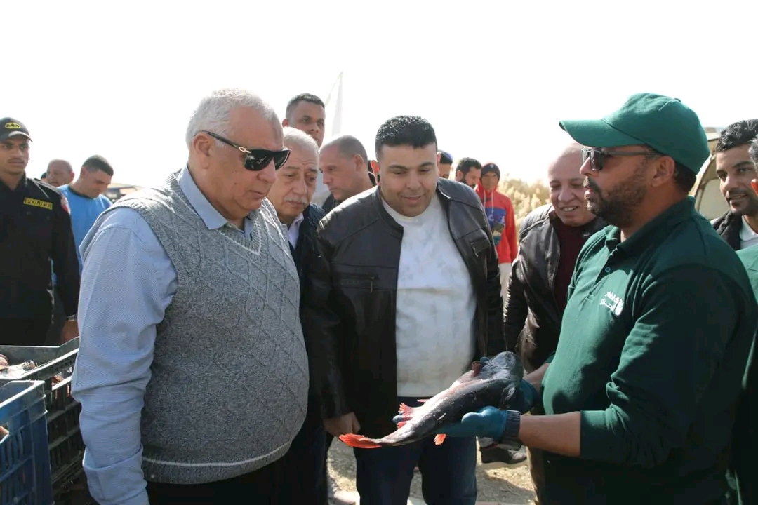 محافظ الوادي الجديد يتفقد اعمال صيد الأسماك محافظ الوادي الجديد يتفقد اعمال صيد الأسماك