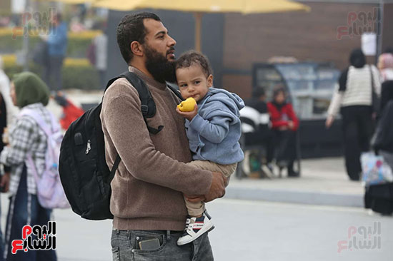 الاب يحمل طفله بكل فخر