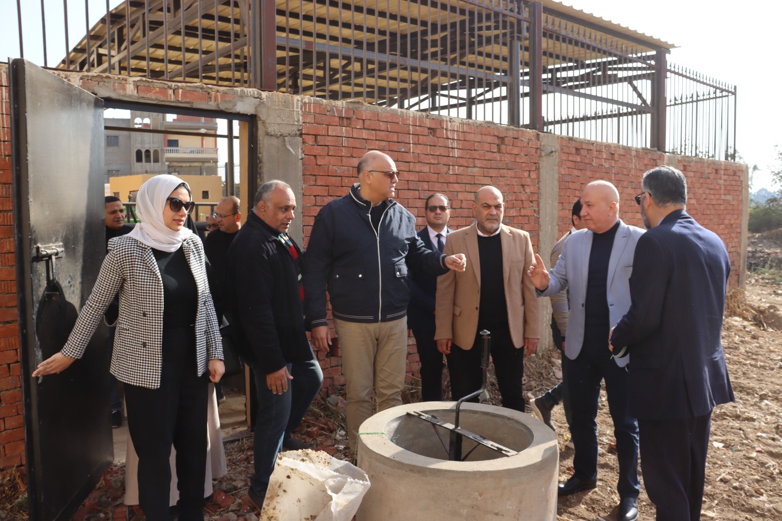 محافظ القليوبية خلال تفقد وحدة انتاج الغاز