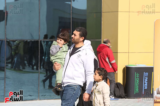 الاطفال في اكتاف الاباء مشهد كله امان