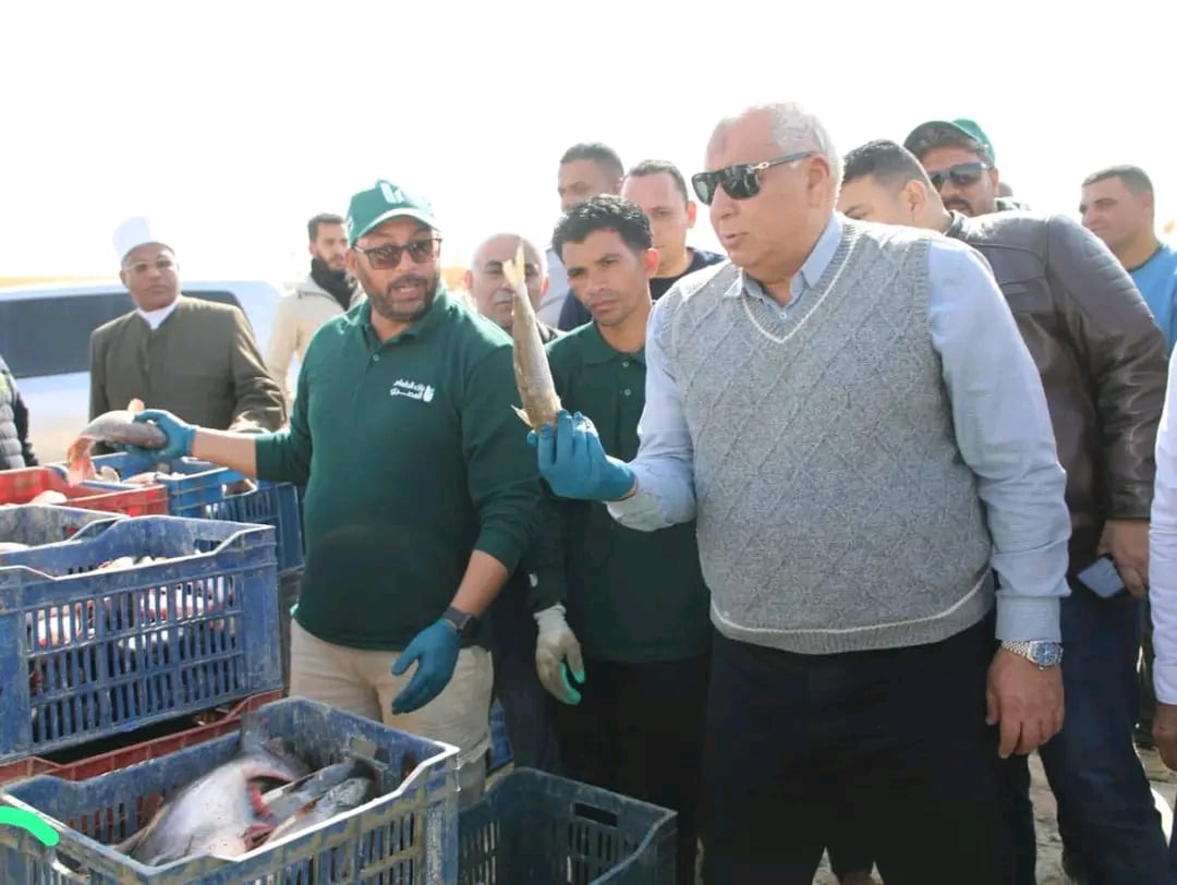 سعادة الحضور بحجم الإنتاج من الأسماك سعادة الحضور بحجم الإنتاج من الأسماك