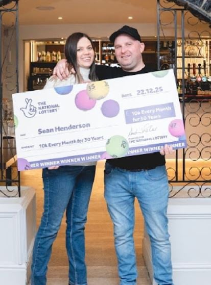 رجل يفوز باليانصيب