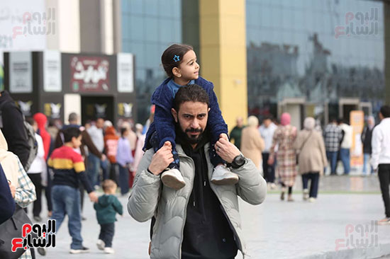 اكتاف الاباء ملجأ الاطفال