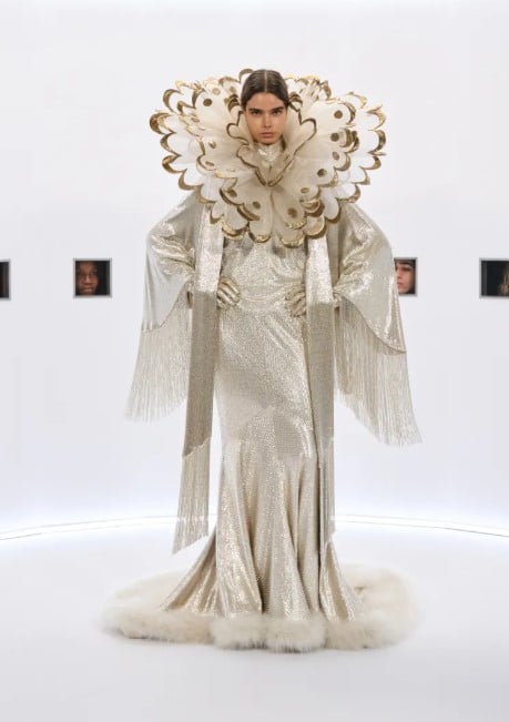 فستان ذهبى تصميم دار فالنتينو تصميم دار فالنتينو