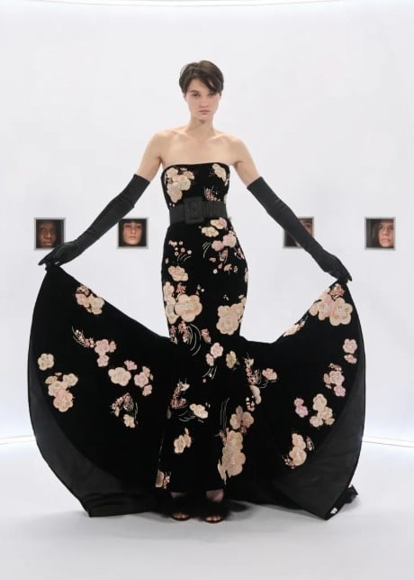 فستان أسود مزين بالزهور تصميم فالنتينو فستان تصميم فالنتينو