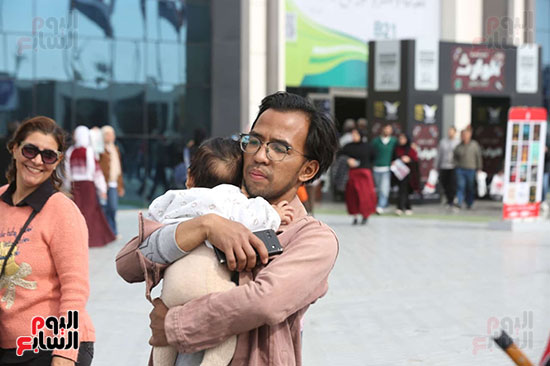 لحظات دافئة بين الاب وطفله