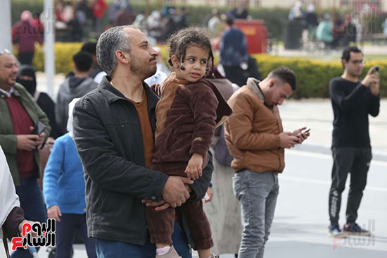 اطفال بين احضان اهلهم