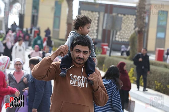 الطفل في امان فوق اكتاف والده