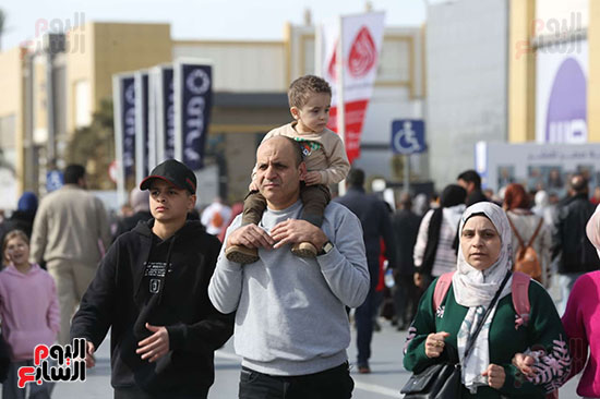 الاطفال على اكتاف الاباء امان ودفء