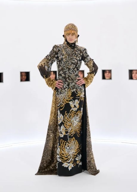 فستان من تصميم فالنتينو فستان من تصميم فالنتينو