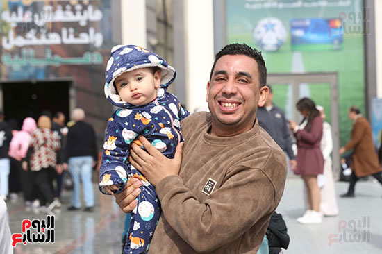 الاب يرفع طفله ويرفع معه الامل