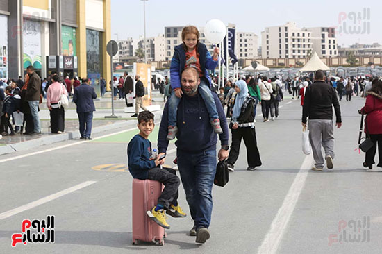 الطفل يرى الدنيا من فوق كتف ابيه