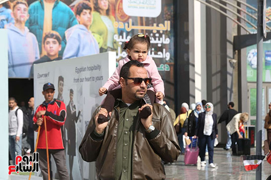 اكتاف الاباء طريق الاطفال للحلم