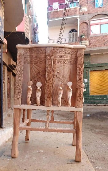 الكرسى من الخلف الكرسى من الخلف