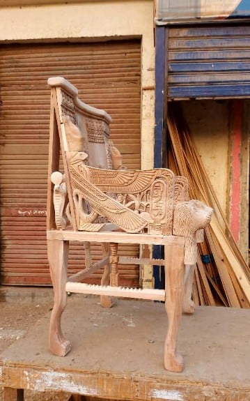 الكرسى من جانب آخر الكرسى من جانب آخر