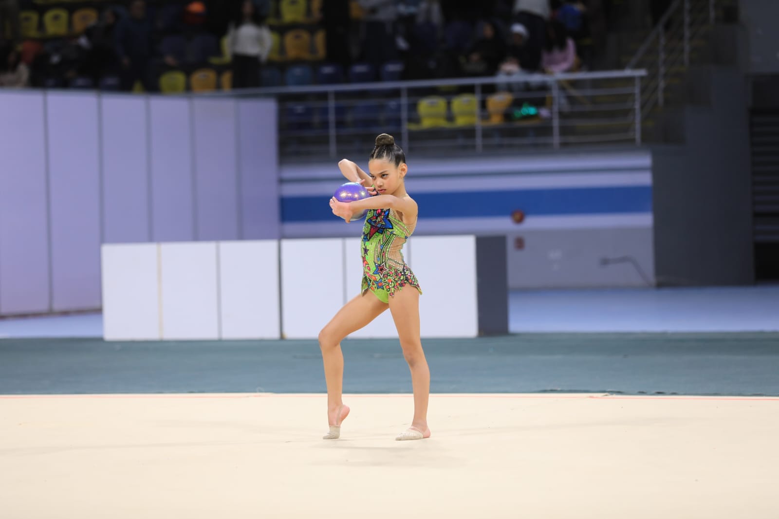 طل حسين عاطف في بطولة الكرة  في الجمباز الإيقاعي