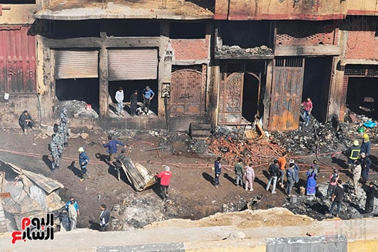 ازالة اثار الحريق تدريجيا