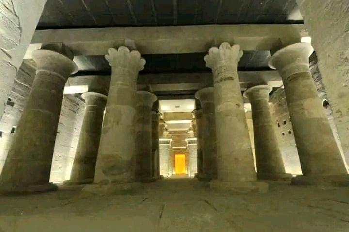 صالة الاثنا عشر عمود بالمعبد 