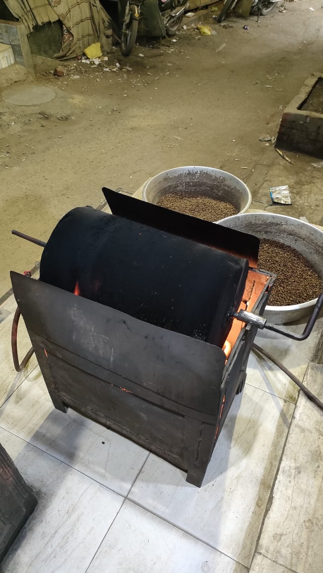 تحميص البن يدويا