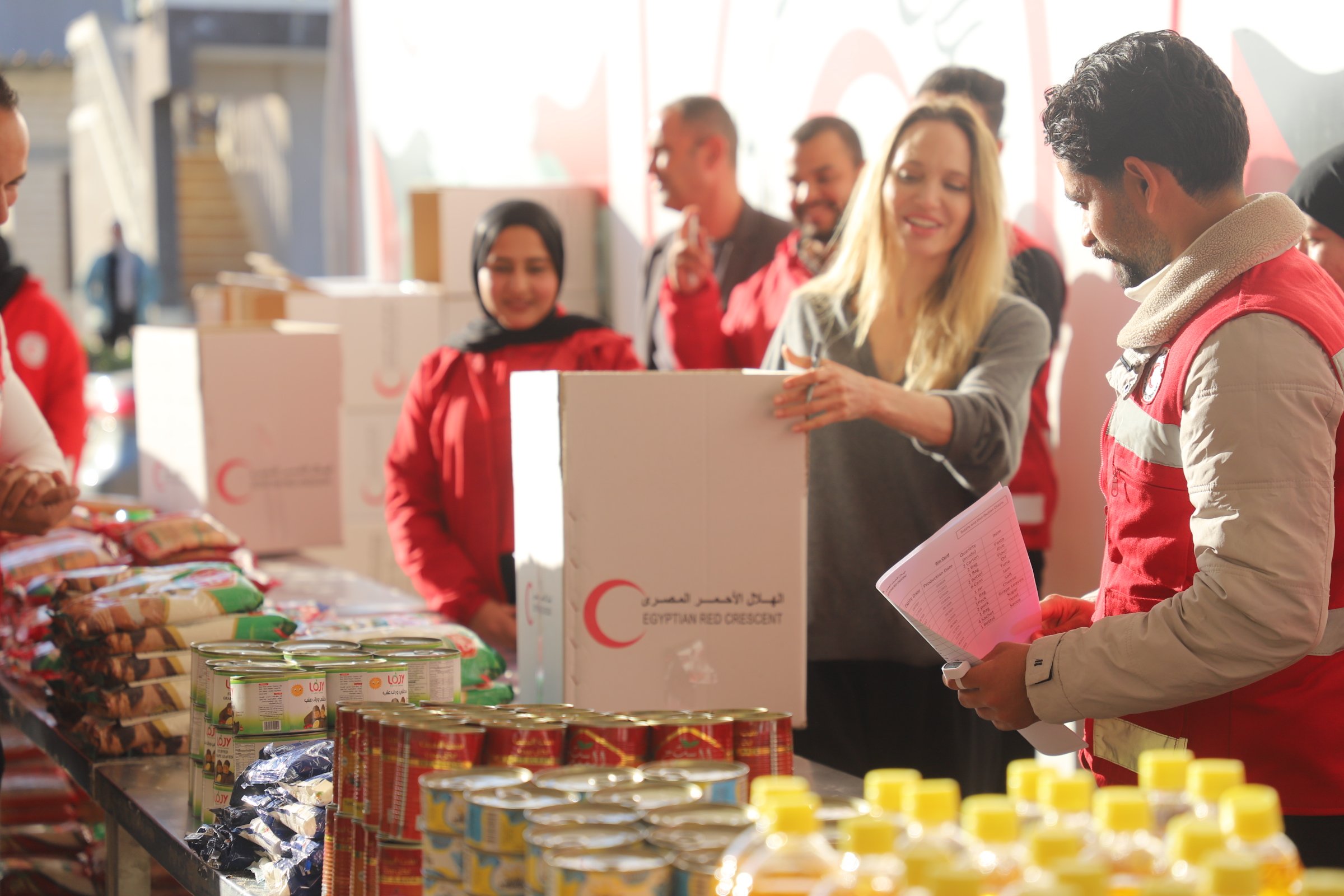 مشهد وقوف النجمه في طابور التطوع لارسال مواد غذائية الي القطاع